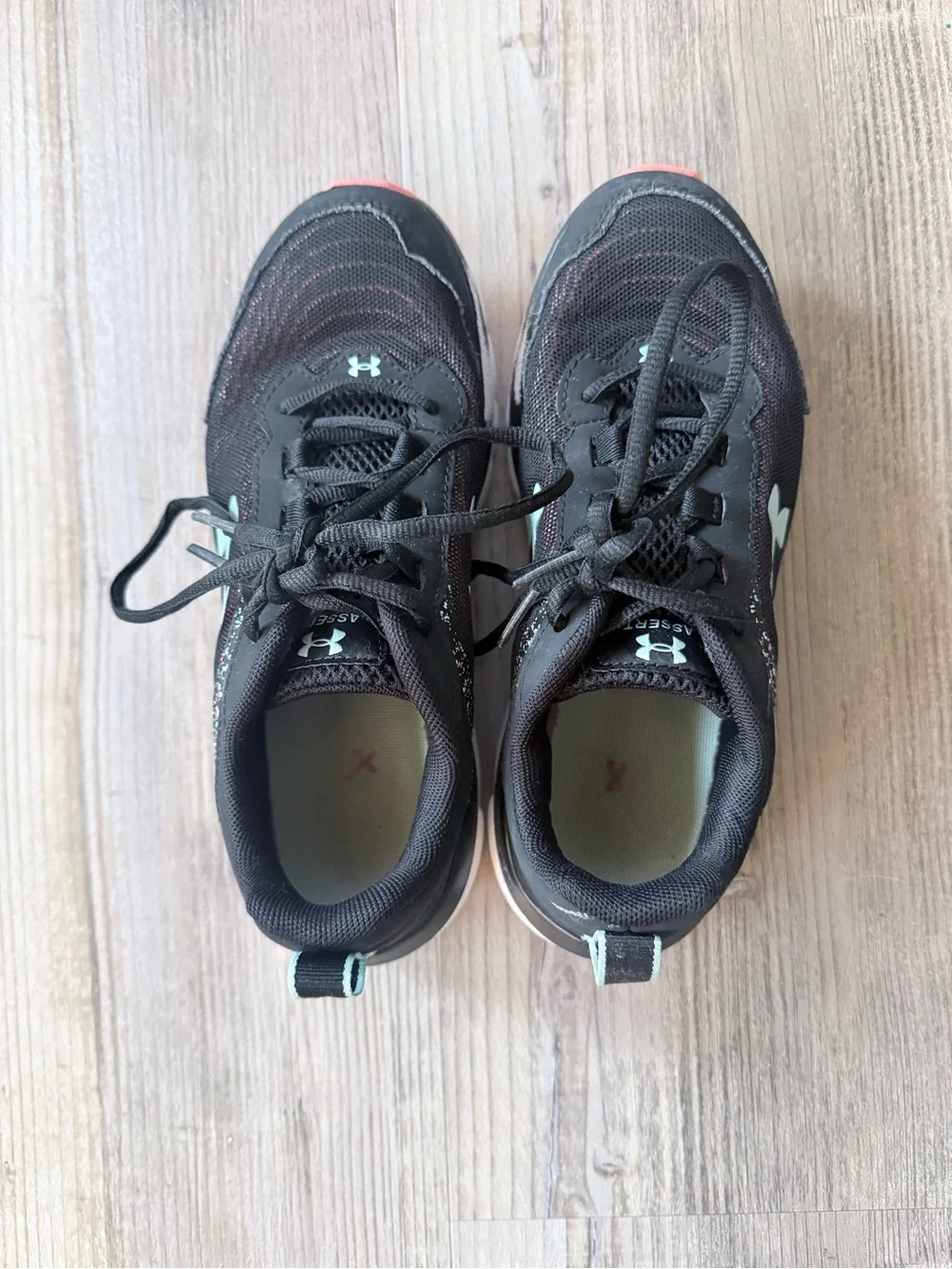 Girls size 4.5 under armour gym shoes